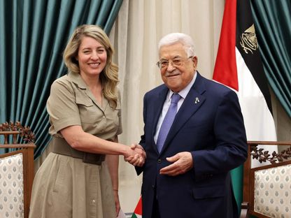 الرئيس الفلسطيني محمود عباس يصافح وزيرة الخارجية الكندية ميلاني جولي في رام الله. 12 مارس 2024 - AFP