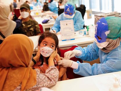 طفلة تتلقى جرعة لقاح مضاد لفيروس كورونا خلال حملة تطعيم في العاصمة الإندونيسية جاكرتا. 16 يناير 2022 - REUTERS