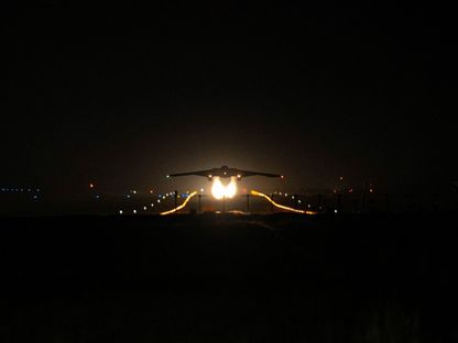 قاذفة B-2 التابعة للقوات الجوية الأميركية تقلع من قاعدة وايتمان بولاية ميسوري خلال تنفيذ الهجوم الأميركي على المنشآت النووية الإيرانية. يونيو 2025 - REUTERS