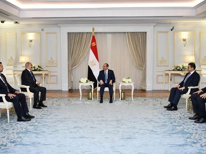 الرئيس المصري عبد الفتاح السيسي ورئيس المخابرات العامة المصرية اللواء حسن رشاد مع قائد الجيش الليبي المشير خليفة حفتر ونجليه الفريق خالد حفتر والفريق صدام حفتر في القصر الرئاسي بالعلمين الجديدة في مصر. 30 يونيو 2025 - الرئاسة المصرية - عبر فيسبوك