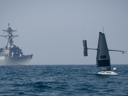 زورق مسيّر يظهر مع مدمرة أميركية خلال تدريبات عسكرية في الخليج العربي. 7 أكتوبر 2022. - U.S. Navy