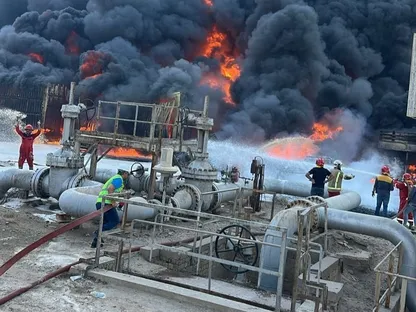 فرق الدفاع المدني العراقية تعمل على إخماد حريق اندلع في حقل نفطي بقضاء الزبير بمحافظة البصرة. 26 أكتوبر 2025 - https://ina.iq/