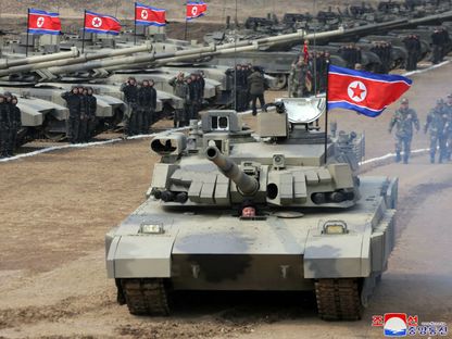 الزعيم الكوري الشمالي كيم جونج أون يقود دبابة جديدة خلال مناورات عسكرية بالذخيرة الحية في كوريا الشمالية. 13 مارس 2024 - AFP