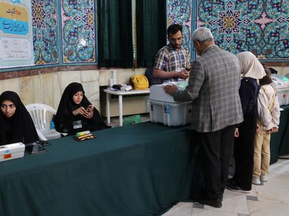رجل يصوت خلال جولة الإعادة للانتخابات البرلمانية في طهران، إيران. 10 مايو، 2024. - Reuters