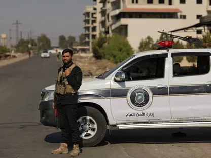 عناصر من قوى الأمن السورية عند نقطة تفتيش في قرية المزرعة بعد أيام من الاشتباكات في محافظة السويداء جنوبي البلاد. 21 يوليو 2025 - REUTERS