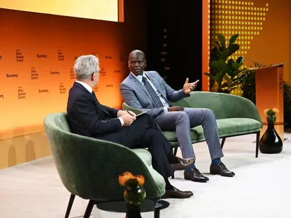 وزير الخارجية الجنوب إفريقي رونالد لامولا خلال مشاركته في القمة الافتتاحية لـ"بلومبرغ إفريقيا للأعمال" في جوهانسبورج. 18 نوفمبر 2025 - Bloomberg