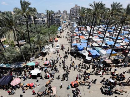 فلسطينيون نازحون إلى مدينة دير البلح وسط قطاع غزة. 12 مايو 2024 - REUTERS