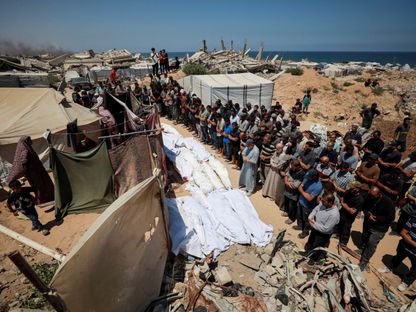 مشيعون يصلون على جثث أفراد عائلة قتلتهم غارة إسرائيلية على منزلهم في مدينة غزة. 15 يوليو 2025 - REUTERS