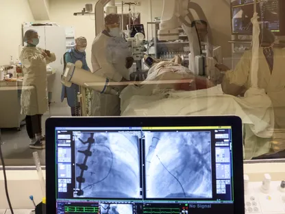 دراسة: الرجال يصابون بأمراض القلب أبكر من النساء بعقد كامل