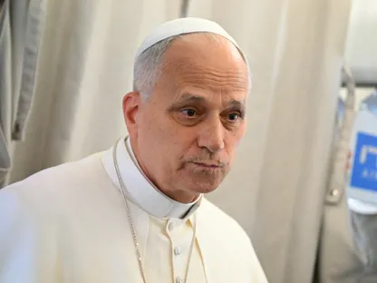 البابا ليو الرابع عشر على متن طائرة في طريقه إلى العاصمة اللبنانية بيروت. 30 نوفمبر 2025 - REUTERS