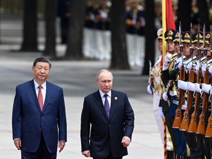 الرئيس الصيني شي جين بينج يستقبل نظيره الرئيس الروسي فلاديمير بوتين في بكين. 16 مايو 2024 - AFP