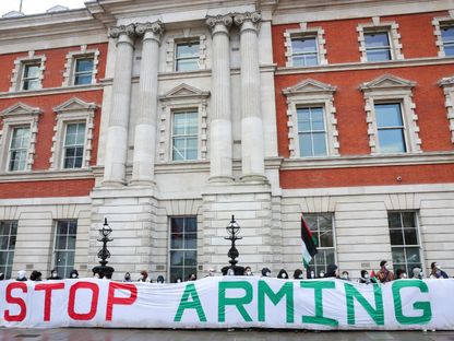 متظاهرون مؤيدون للفلسطينيين أمام وزارة التجارة البريطانية يطالبون بوقف تسليح إسرائيل، لندن. 28 مارس 2024 - REUTERS