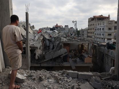 فلسطيني ينظر للمباني المدمرة بسبب الغارات والقصف الإسرائيلي المتواصل على رفح جنوب قطاع غزة. 29 أبريل 2024. غزة، فلسطين - AFP