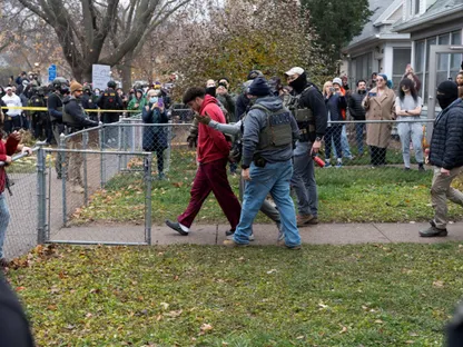 عملاء الهجرة الفيدراليون يقتادون رجلاً بعد مداهمة منزل في سانت بول بولاية مينيسوتا بالولايات المتحدة. 25 نوفمبر 2025 - REUTERS