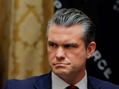 وزير الحرب الأميركي بيتر هيجسيث خلال اجتماع مجلس الوزراء مع الرئيس دونالد ترمب في البيت الأبيض بالعاصمة واشنطن. 2 ديسمبر 2025 - REUTERS