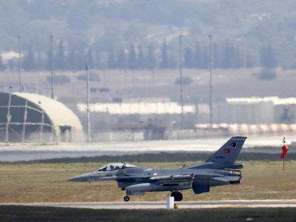 مقاتلة تركية من طراز F-16 تهبط في قاعدة "إنجرليك" الجوية بمدينة أضنة. 11 أغسطس 2015 - REUTERS