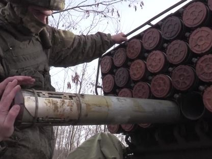 جنود مدفعية روس يجهزون صواريخ لاستهداف مواقع في أثناء تحركهم باتجاه مدينة كوبيانسك في مقاطعة خاركوف شرقي أوكرانيا. 08 مارس 2024 - AFP