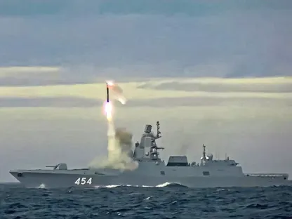 روسيا تطلق صاروخ "تسيركون" فرط الصوتي في "زاباد 2025": أصاب هدفه بدقة