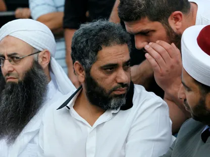 أحمد الاسير والمغني اللبناني فضل شاكر يشاركان في احتجاج في بيروت. - REUTERS