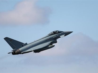 مقاتلة أوروبية من طراز Typhoon تابعة للقوات الجوية الألمانية تقلع من قاعدة ليوواردن الجوية في هولندا. 8 أبريل 2025 - Reuters