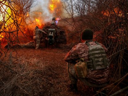 جنود أوكرانيون يطلقون قذائف مدفعية باتجاه القوات الروسية في خيرسون الأوكرانية. 12 مارس 2024 - AFP