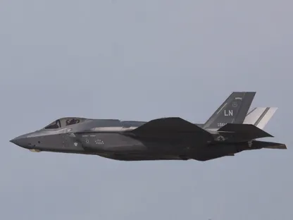 طائرة F-35 تقدم عرضاً خلال معرض دبي للطيران. 17 نوفمبر 2025 - REUTERS