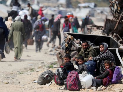 فلسطينيون ينزحون من منازلهم في شمال قطاع غزة بعد أوامر إسرائيلية بإخلائها. 18 مارس 2025 - Reuters