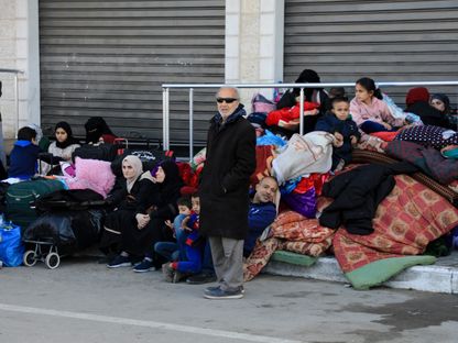 عائلات فلسطينية بين أغراضهم بعد أوامر إسرائيلية جديدة بإخلاء مخيم البريج وسط قصف مستمر على كافة أنحاء قطاع غزة. 26 ديسمبر 2023 - Reuters