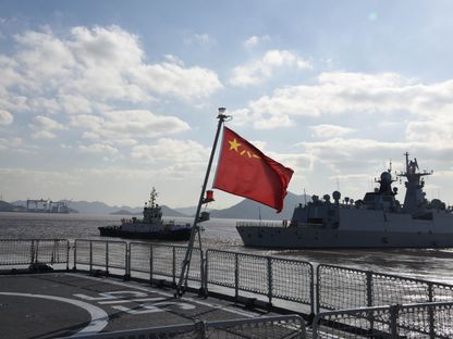 مدمرة صينية تغادر أسطولها البحري للمشاركة في مناورة مشتركة بين الصين وروسيا بمقاطعة تشجيانج شرقي الصين. 20 ديسمبر 2022 - XinHua�