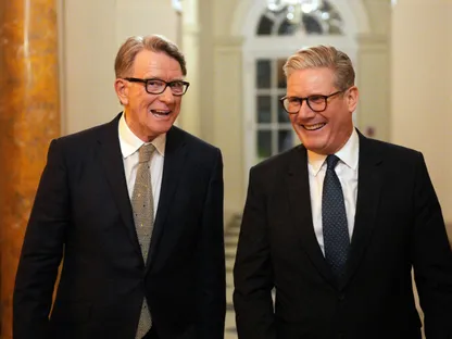 ستارمر يعتذر لضحايا إبستين بسبب "فضيحة ماندلسون"