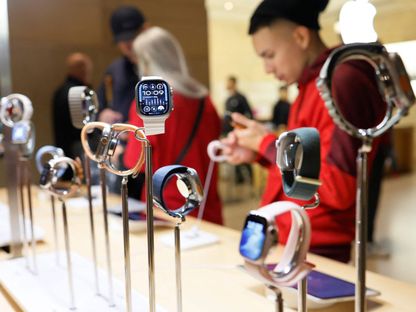 ساعات Apple معروضة بمتجر Apple Store في Grand Central Station بمدينة نيويورك. 18 ديسمبر 2023 - Getty Images via AFP