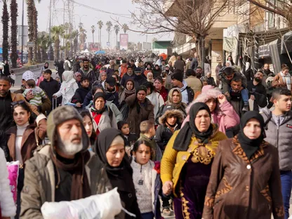 سوريون يحملون بعض أغراضهم أثناء فرارهم عقب تجدد الاشتباكات بين الجيش السوري وقوات سوريا الديمقراطية في حلب بسوريا. 7 يناير 2026 - REUTERS