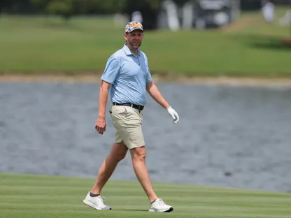 إريك ترمب خلال جولة المحترفين والهواة من بطولة "LIV Golf Miami" للجولف في منتجع ترمب الوطني دورال. 3 أبريل 2025 - Reuters