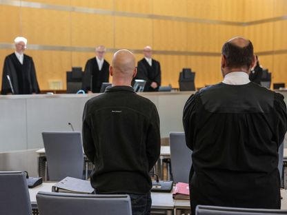 الضابط الألماني السابق المتهم يقف إلى جانب محاميه خلال محاكمته، دوسلدورف، ألمانيا، 29 أبريل 2024. - AFP