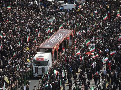 موكب جنازة القادة العسكريين الإيرانيين والعلماء النوويين وغيرهم ممن سقطوا في الغارات الإسرائيلية، في طهران. 28 يونيو 2025 - Reuters
