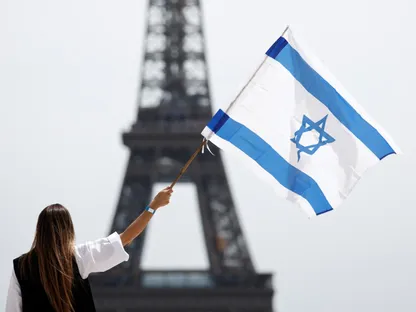 إسرائيل تعلن وقف شراء معدات دفاعية من فرنسا وتتهمها بـ"موقف عدائي"