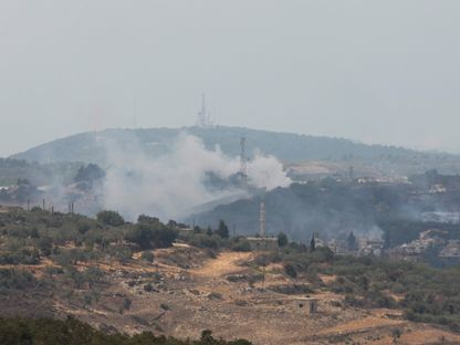 دخان يتصاعد من قرية ضهيرة بعد قصف إسرائيلي بالقرب من الحدود بين جنوب لبنان وإسرائيل. 11 أكتوبر، 2023 - Reuters
