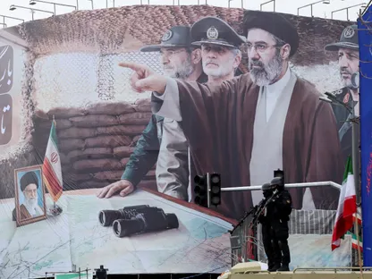 بعد اغتيال علي خامنئي وصعود مجتبى.. من يقود إيران الآن؟