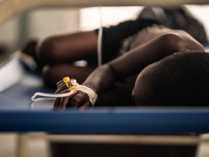صبي صغير يرقد على سرير بمركز لعلاج الكوليرا في ليلونجوي عاصمة مالاوي. 20 فبراير 2023 - AFP