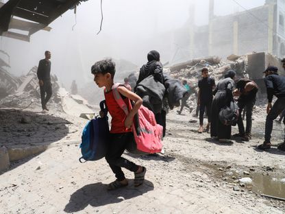 فلسطينيون يخلون منازلهم بعد غارة إسرائيلية على منزل في مدينة غزة، 30 مايو/أيار 2025. رويترز/إبراهيم حجاج - Reuters