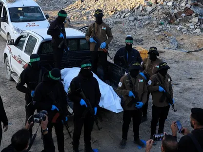 مقاتلون من حركتي "حماس" و"الجهاد" الفلسطينيتين خلال عملية تسليم رفات رهينة إسرائيلي إلى اللجنة الدولية للصليب الأحمر في بيت لاهيا بشمال قطاع غزة. 3 ديسمبر 2025 - Reuters