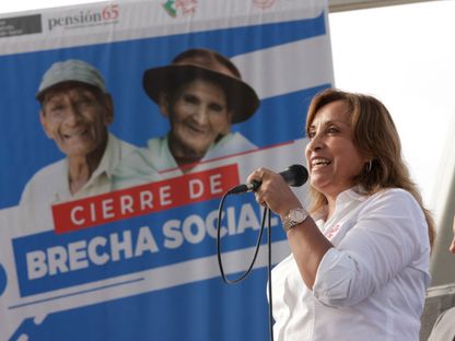 رئيسة بيرو دينا بولوارتي تخاطب الجمهور خلال برنامج مساعدة لكبار السن في العاصمة ليما. 22 فبراير 2024 - Reuters