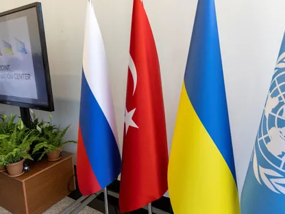 أعلام تركيا وأوكرانيا وروسيا في مدينة إسطنبول التركية. 27 يوليو 2022 - REUTERS