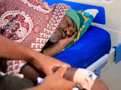 مريض بحمى الضنك يتلقى سوائل وريدية في مستشفى بالعاصمة السودانية الخرطوم. 21 أغسطس 2025 - REUTERS