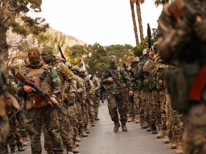 صورة أرشيفية لمقاتلين في 'هيئة تحرير الشام' خلال عرض عسكري في أحد شوارع العاصمة دمشق بعد الإطاحة بنظام الأسد- 27 ديسمبر 2024 - Reuters
