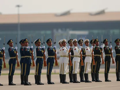 حرس الشرف الصيني في مطار بكين الدولي في الذكرى الـ 80 لنهاية الحرب العالمية الثانية. بكين في 2 سبتمبر 2025 - reuters