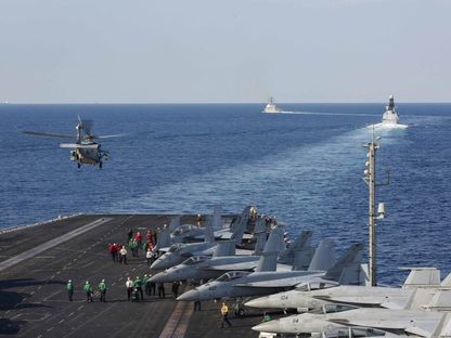 حاملة الطائرات الأميركية USS Abraham Lincoln أثناء عبورها مضيق هرمز . 19 نوفمبر 2019 - REUTERS