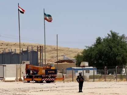 عنصر من قوات الأمن العراقية يقف على الجانب العراقي من معبر مندلي الحدودي بين العراق وإيران. 11 يوليو 2020 - REUTERS