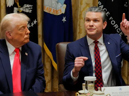 وزير الحرب الأميركي بيت هيجسيث بجانب الرئيس دونالد ترمب يتحدث خلال اجتماع الحكومة بالبيت الأبيض. 2 ديسمبر 2025 - REUTERS