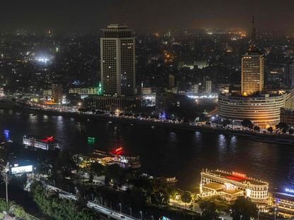 صورة التقطت من برج القاهرة تُظهر منظراً ليلياً لمقر وزارة الخارجية (يسار) ومبنى الإذاعة والتلفزيون في وسط القاهرة. 24 أغسطس 2022 - AFP